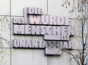 Die Würde des Menschen... ( Foto von Dontworry CC BY-SA 3.0 )